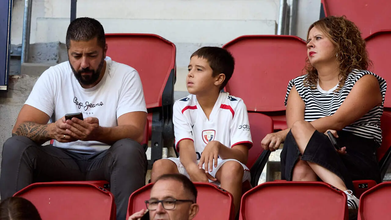 La grada del estadio de El Sadar durante el partido de LaLiga EA Sports entre CA Osasuna y Getafe CF disputado en Pamplona. I&Ntilde;IGO ALZUGARAY