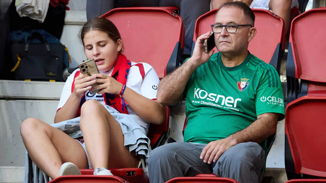 La grada del estadio de El Sadar durante el partido de LaLiga EA Sports entre CA Osasuna y Getafe CF disputado en Pamplona. I&Ntilde;IGO ALZUGARAY