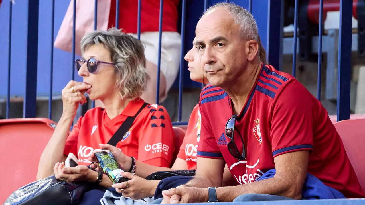 La grada del estadio de El Sadar durante el partido de LaLiga EA Sports entre CA Osasuna y Getafe CF disputado en Pamplona. I&Ntilde;IGO ALZUGARAY