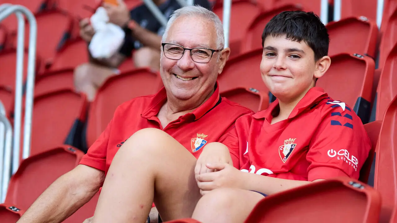 La grada del estadio de El Sadar durante el partido de LaLiga EA Sports entre CA Osasuna y Getafe CF disputado en Pamplona. I&Ntilde;IGO ALZUGARAY