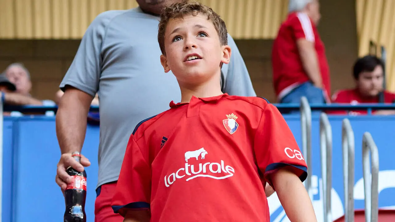 La grada del estadio de El Sadar durante el partido de LaLiga EA Sports entre CA Osasuna y Getafe CF disputado en Pamplona. I&Ntilde;IGO ALZUGARAY