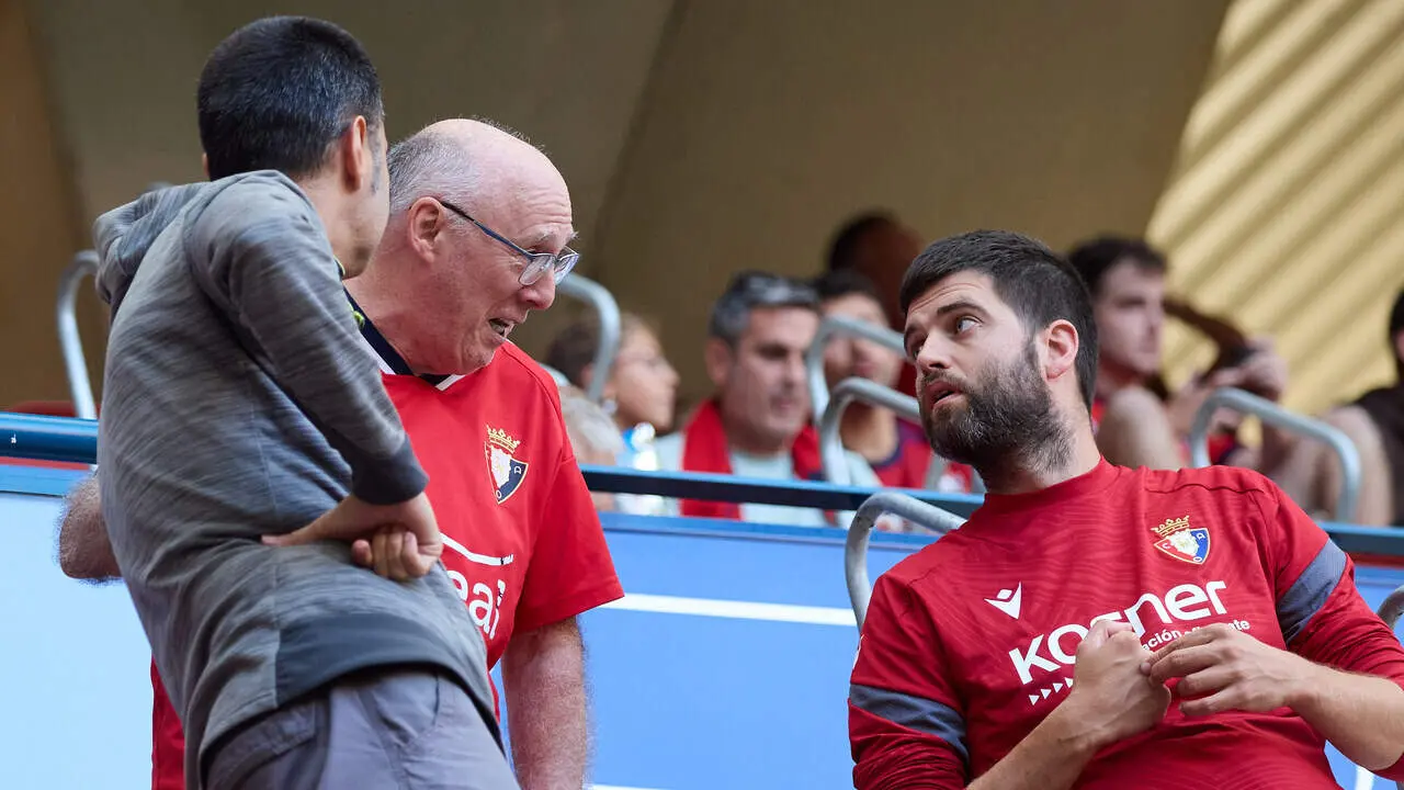 La grada del estadio de El Sadar durante el partido de LaLiga EA Sports entre CA Osasuna y Getafe CF disputado en Pamplona. I&Ntilde;IGO ALZUGARAY