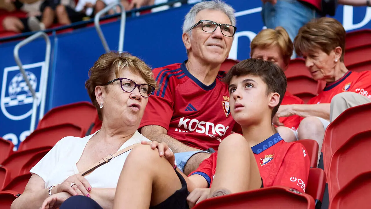 La grada del estadio de El Sadar durante el partido de LaLiga EA Sports entre CA Osasuna y Getafe CF disputado en Pamplona. I&Ntilde;IGO ALZUGARAY