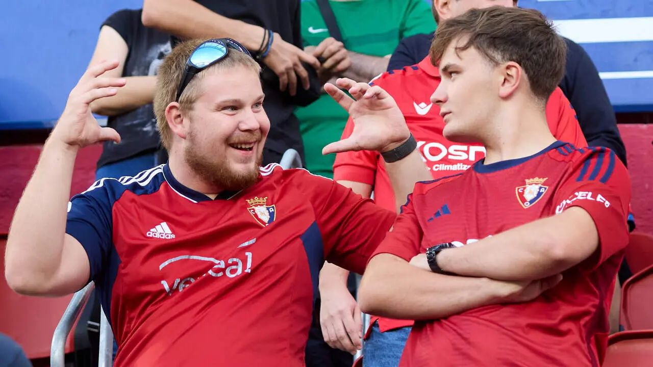 La grada del estadio de El Sadar durante el partido de LaLiga EA Sports entre CA Osasuna y Getafe CF disputado en Pamplona. I&Ntilde;IGO ALZUGARAY