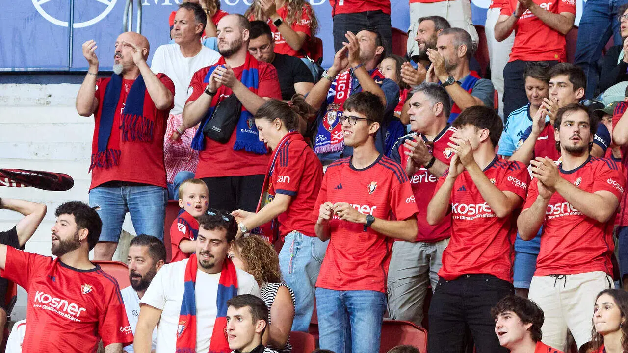 La grada del estadio de El Sadar durante el partido de LaLiga EA Sports entre CA Osasuna y Getafe CF disputado en Pamplona. I&Ntilde;IGO ALZUGARAY