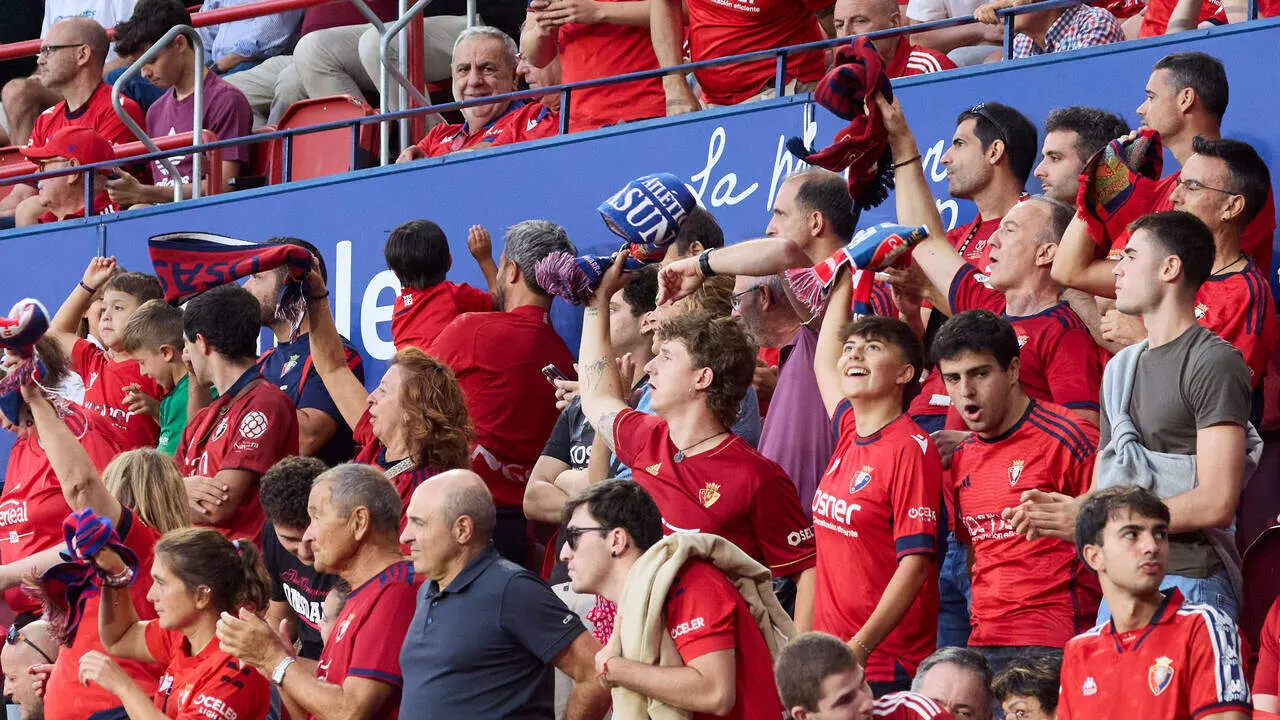 La grada del estadio de El Sadar durante el partido de LaLiga EA Sports entre CA Osasuna y Getafe CF disputado en Pamplona. I&Ntilde;IGO ALZUGARAY