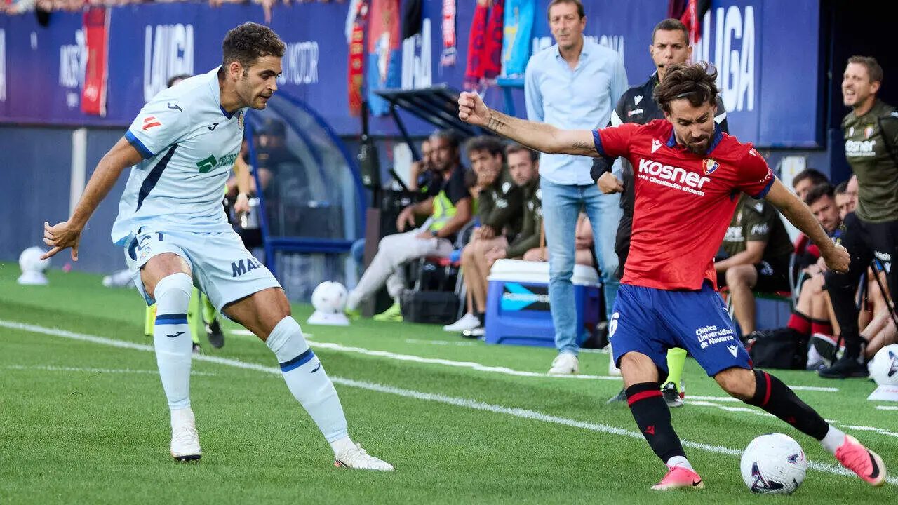 Moi G&oacute;mez (16. OSA) (Izda) centra ante la oposici&oacute;n de Andr&eacute;s Garc&iacute;a (21. GET) (Dcha) durante el partido de LaLiga EA Sports entre CA Osasuna y Getafe CF disputado en el estadio de El Sadar en Pamplona. I&Ntilde;IGO ALZUGARAY