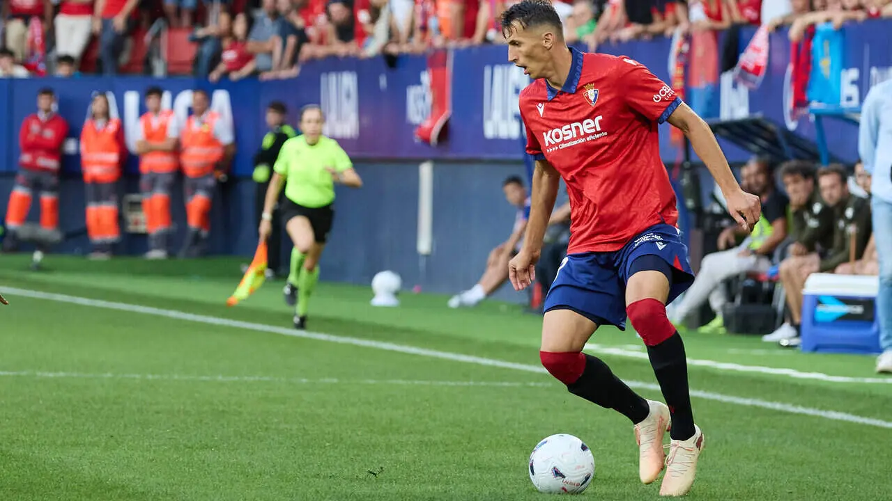 Ante Budimir (17. OSA) en acci&oacute;n durante el partido de LaLiga EA Sports entre CA Osasuna y Getafe CF disputado en el estadio de El Sadar en Pamplona. I&Ntilde;IGO ALZUGARAY