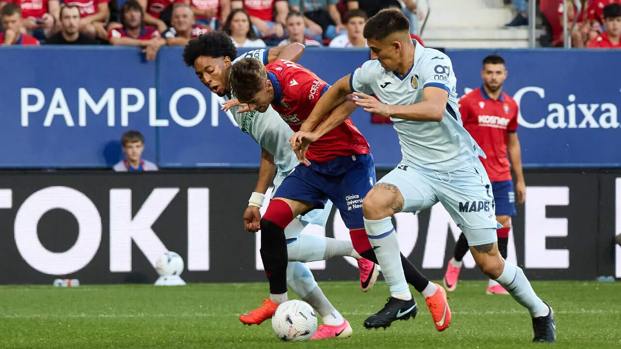 Aimar Oroz (10. OSA) (Izda) regatea a Johan Mojica (22. GET) durante el partido de LaLiga EA Sports entre CA Osasuna y Getafe CF disputado en el estadio de El Sadar en Pamplona. I&Ntilde;IGO ALZUGARAY