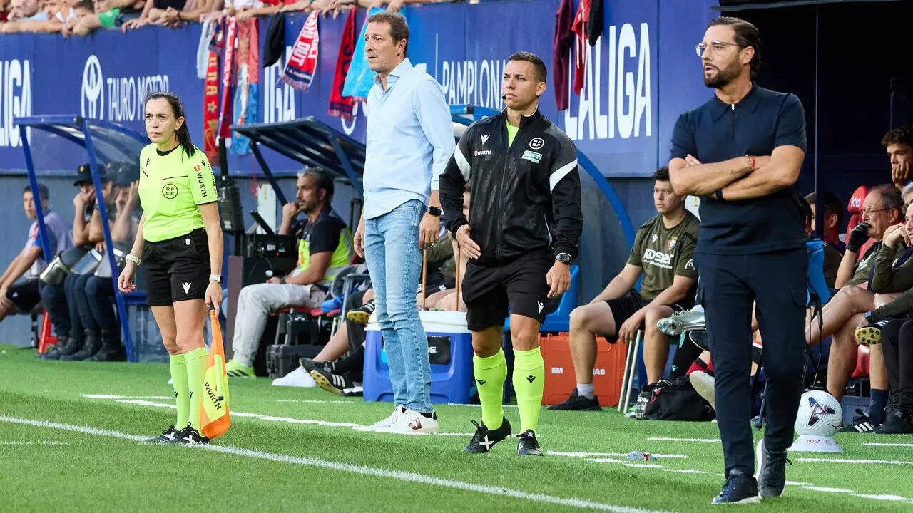 Judit Romano (&Aacute;rbitro Asistente), Luis Miguel Ramis (Entrenador. OSA), Jos&eacute; David Mart&iacute;nez (Cuarto &Aacute;rbitro) y Jos&eacute; Bordal&aacute;s (Entrenador. GET) durante el partido de LaLiga EA Sports entre CA Osasuna y Getafe CF disputado en el estadio de El Sadar en Pamplona. I&Ntilde;IGO ALZUGARAY