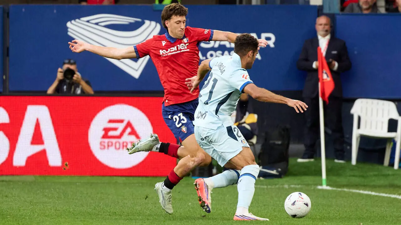 Abel Bretones (23. OSA) (Izda) disputa un bal&oacute;n con Andr&eacute;s Garc&iacute;a (21. GET) durante el partido de LaLiga EA Sports entre CA Osasuna y Getafe CF disputado en el estadio de El Sadar en Pamplona. I&Ntilde;IGO ALZUGARAY