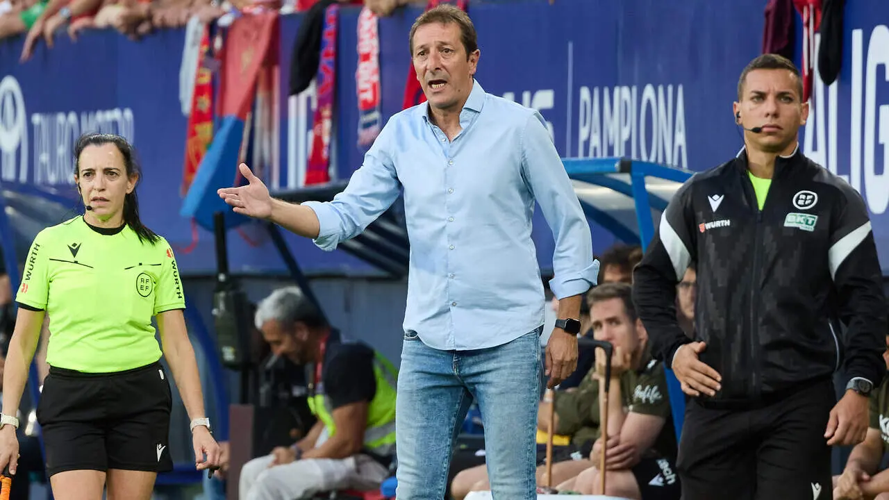Luis Miguel Ramis (Entrenador. OSA) durante el partido de LaLiga EA Sports entre CA Osasuna y Getafe CF disputado en el estadio de El Sadar en Pamplona. I&Ntilde;IGO ALZUGARAY
