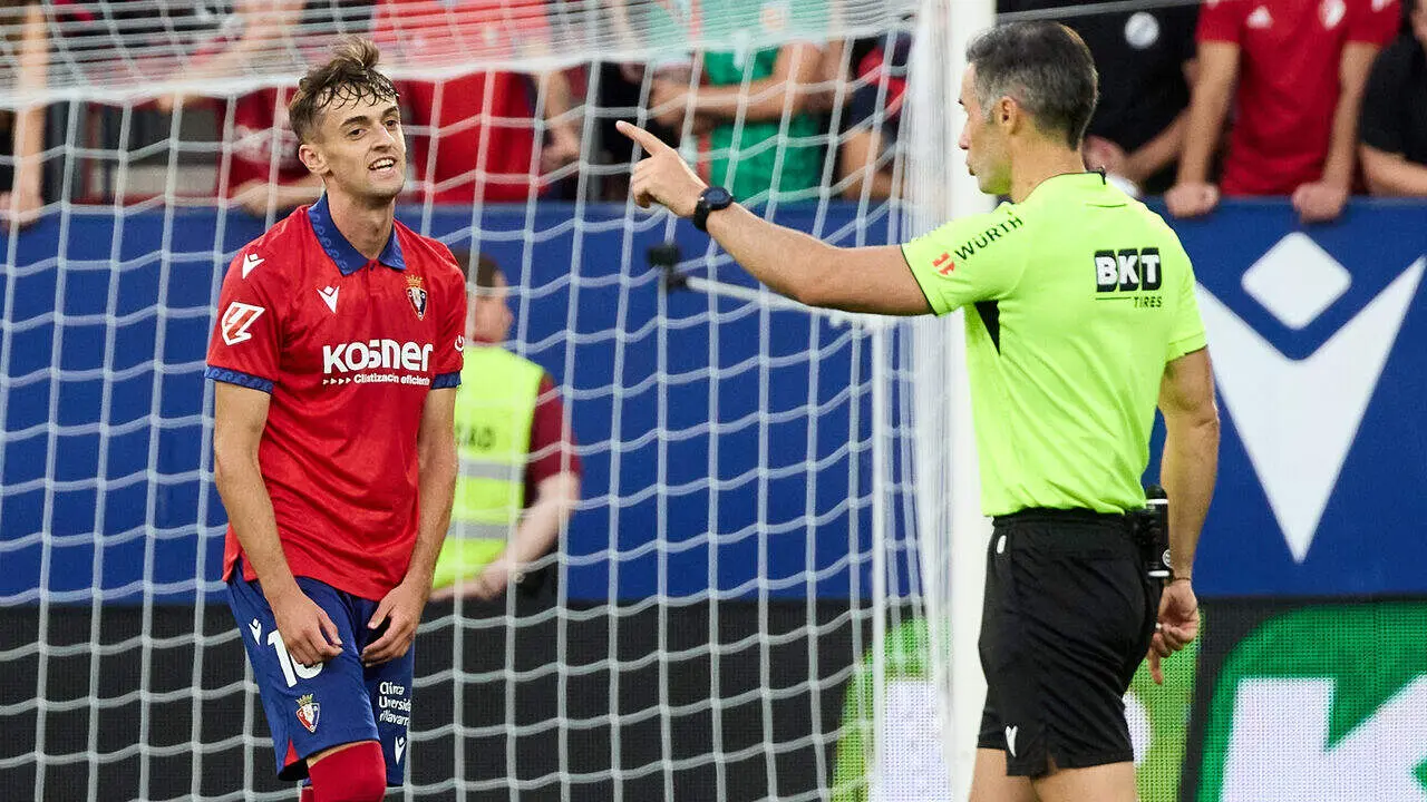 Aimar Oroz (10. OSA) y Jon Ander Gonz&aacute;lez (&Aacute;rbitro) durante el partido de LaLiga EA Sports entre CA Osasuna y Getafe CF disputado en el estadio de El Sadar en Pamplona. I&Ntilde;IGO ALZUGARAY