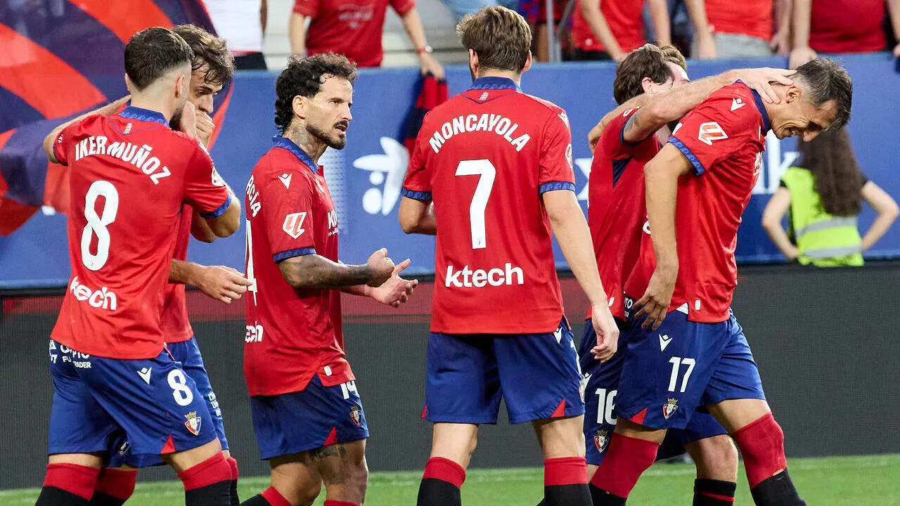 Iker Mu&ntilde;oz (8. OSA), Aimar Oroz (10. OSA), Rub&eacute;n Garc&iacute;a (14. OSA), Jon Moncayola (7. OSA), Moi G&oacute;mez (16. OSA) y Ante Budimir (17. OSA) celebran el gol de Ante Budimir (17. OSA) para Club Atl&eacute;tico Osasuna (1-0) durante el partido de LaLiga EA Sports entre CA Osasuna y Getafe CF disputado en el estadio de El Sadar en Pamplona. I&Ntilde;IGO ALZUGARAY