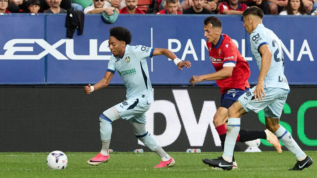 Johan Mojica (22. GET), Ante Budimir (17. OSA) y Zaid Romero (24. GET) durante el partido de LaLiga EA Sports entre CA Osasuna y Getafe CF disputado en el estadio de El Sadar en Pamplona. I&Ntilde;IGO ALZUGARAY