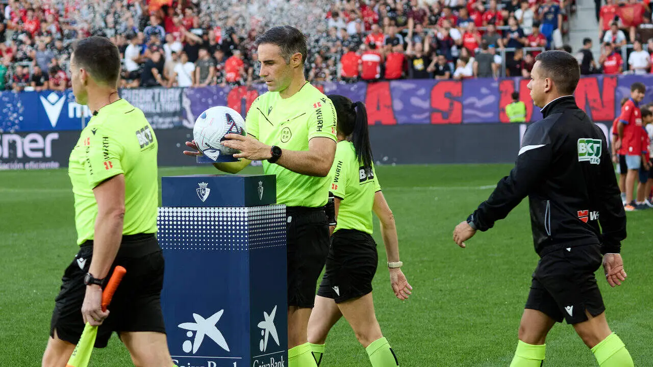Israel B&aacute;rcena (&Aacute;rbitro Asistente), Jon Ander Gonz&aacute;lez (&Aacute;rbitro), Judit Romano (&Aacute;rbitro Asistente) y Jos&eacute; David Mart&iacute;nez (Cuarto &Aacute;rbitro) durante el partido de LaLiga EA Sports entre CA Osasuna y Getafe CF disputado en el estadio de El Sadar en Pamplona. I&Ntilde;IGO ALZUGARAY