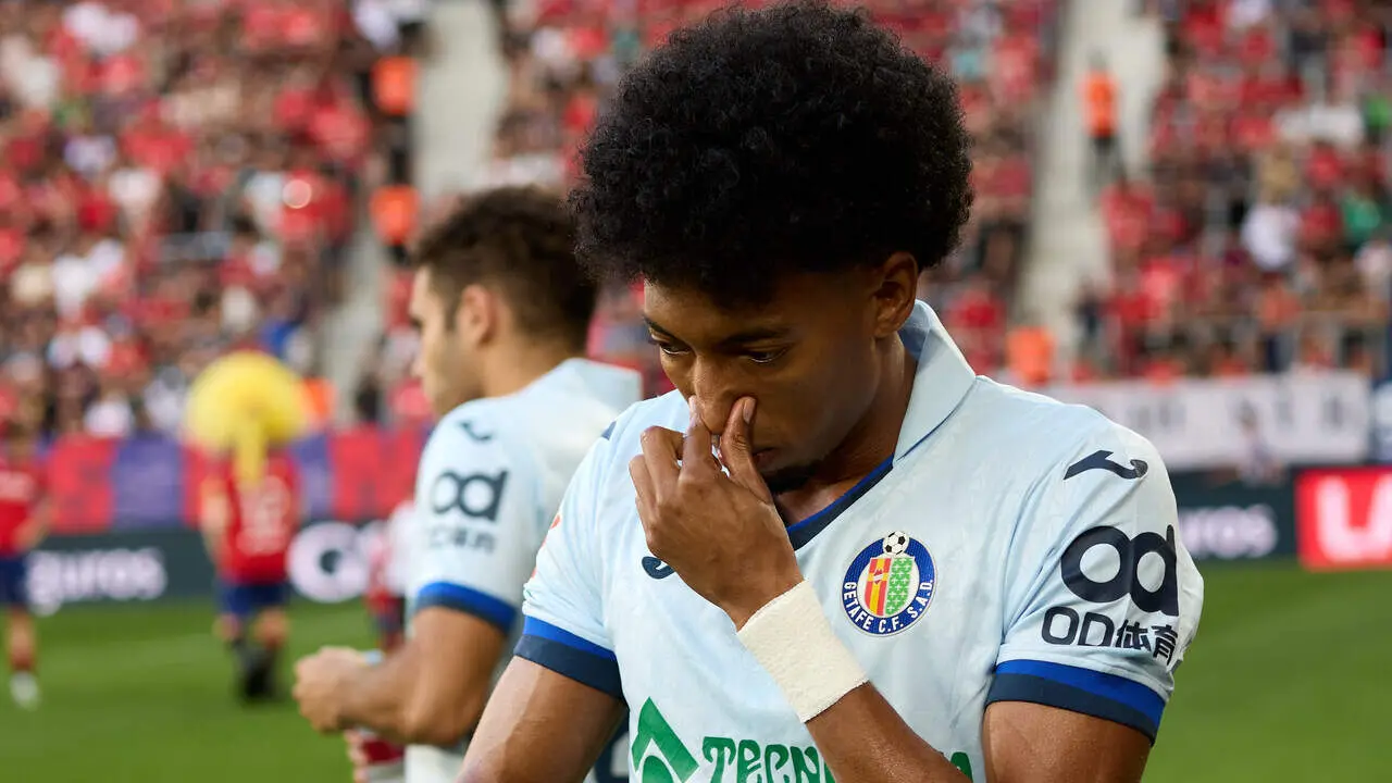 Johan Mojica (22. GET) durante el partido de LaLiga EA Sports entre CA Osasuna y Getafe CF disputado en el estadio de El Sadar en Pamplona. I&Ntilde;IGO ALZUGARAY