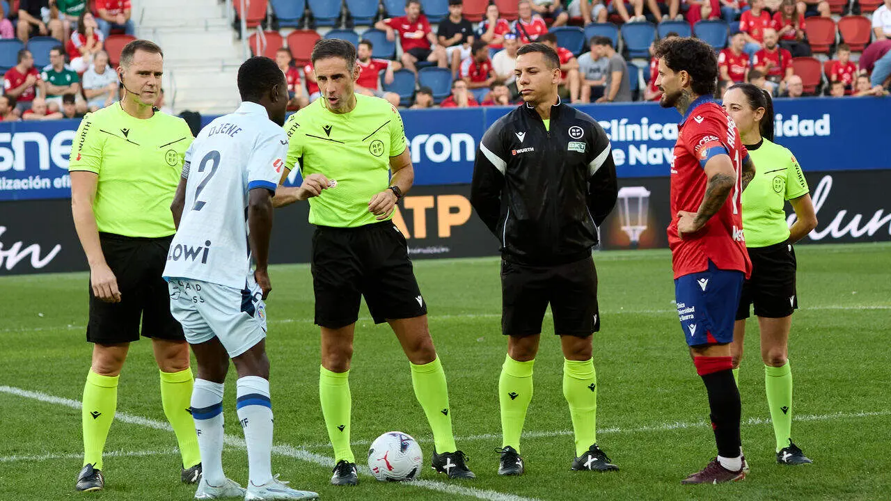 Israel B&aacute;rcena (&Aacute;rbitro Asistente), Djen&eacute; Dakonam (2. GET), Jon Ander Gonz&aacute;lez (&Aacute;rbitro), Jos&eacute; David Mart&iacute;nez (Cuarto &Aacute;rbitro), Rub&eacute;n Garc&iacute;a (14. OSA) y Judit Romano (&Aacute;rbitro Asistente) durante el partido de LaLiga EA Sports entre CA Osasuna y Getafe CF disputado en el estadio de El Sadar en Pamplona. I&Ntilde;IGO ALZUGARAY