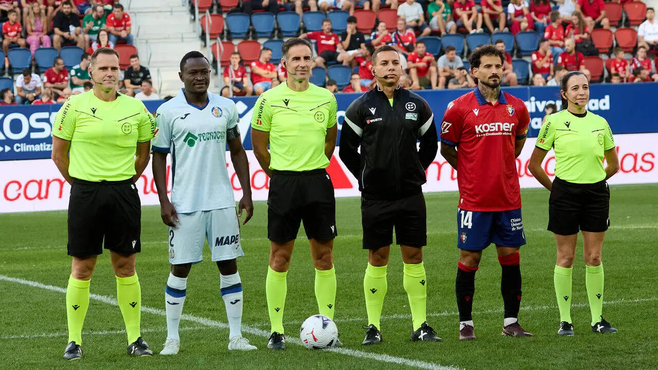 Israel B&aacute;rcena (&Aacute;rbitro Asistente), Djen&eacute; Dakonam (2. GET), Jon Ander Gonz&aacute;lez (&Aacute;rbitro), Jos&eacute; David Mart&iacute;nez (Cuarto &Aacute;rbitro), Rub&eacute;n Garc&iacute;a (14. OSA) y Judit Romano (&Aacute;rbitro Asistente) durante el partido de LaLiga EA Sports entre CA Osasuna y Getafe CF disputado en el estadio de El Sadar en Pamplona. I&Ntilde;IGO ALZUGARAY