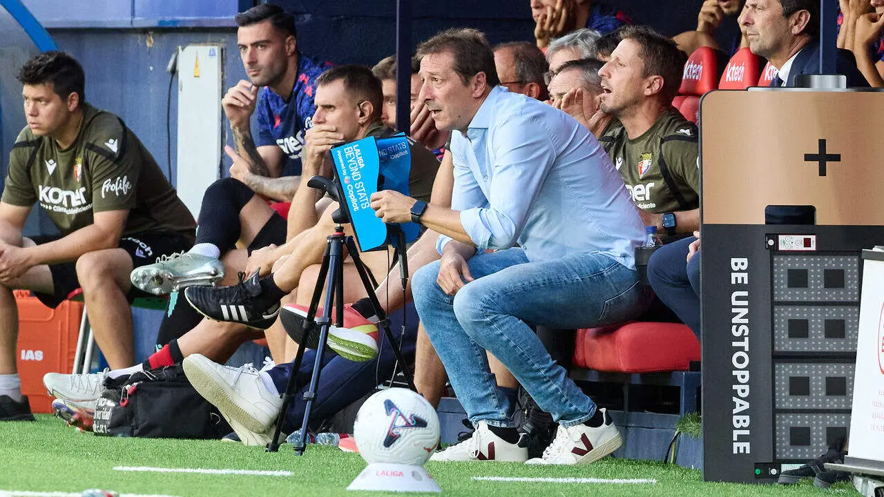 Luis Miguel Ramis (Entrenador. OSA) durante el partido de LaLiga EA Sports entre CA Osasuna y Getafe CF disputado en el estadio de El Sadar en Pamplona. I&Ntilde;IGO ALZUGARAY