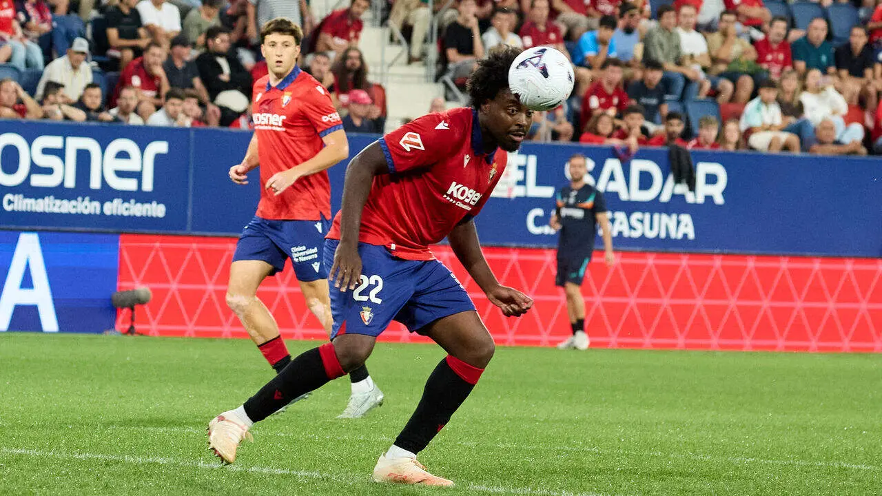 Enzo Boyomo (22. OSA) en acci&oacute;n durante el partido de LaLiga EA Sports entre CA Osasuna y Getafe CF disputado en el estadio de El Sadar en Pamplona. I&Ntilde;IGO ALZUGARAY
