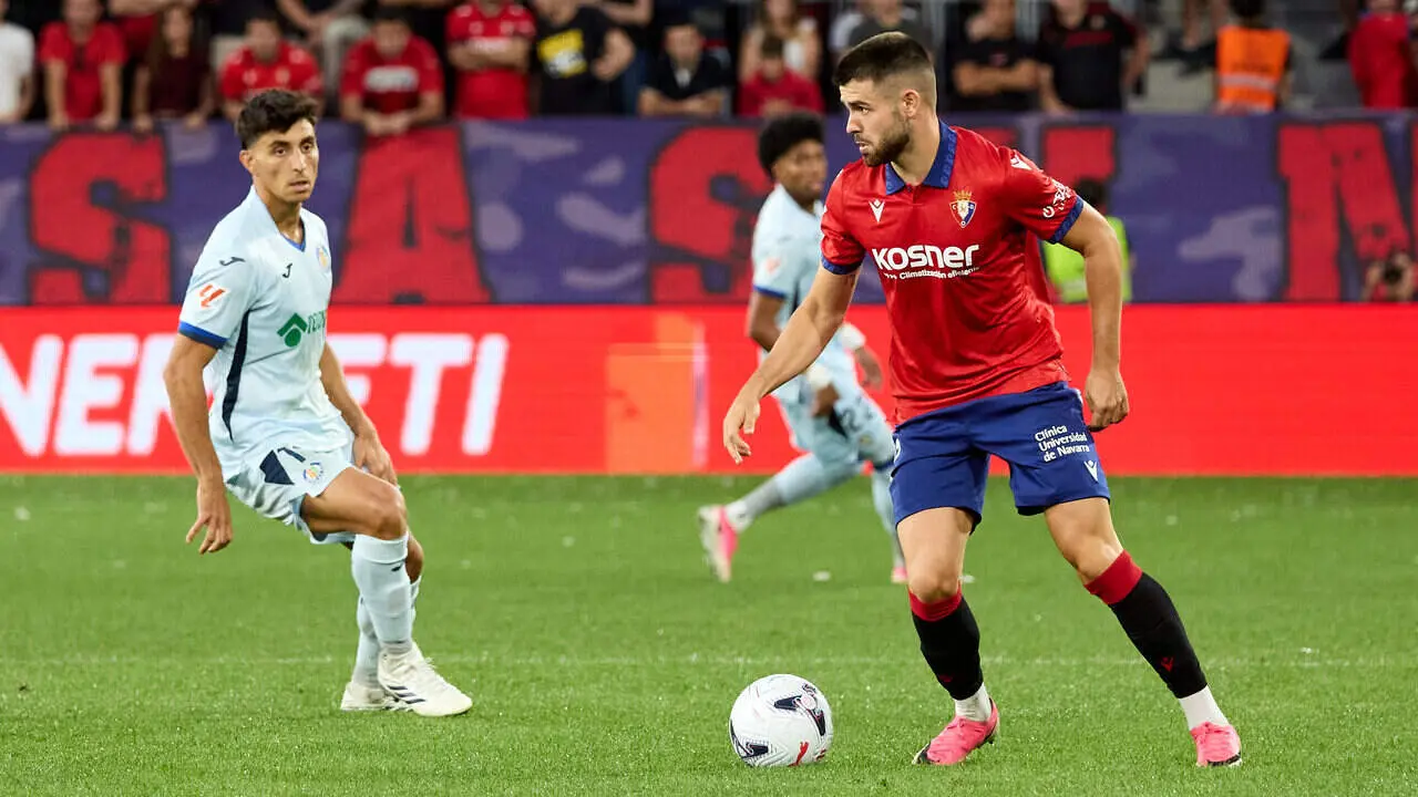 I&ntilde;igo Arguibide (27. OSA) en acci&oacute;n, en la imagen tambi&eacute;n aparece Mart&iacute;n Satriano (10. GET), durante el partido de LaLiga EA Sports entre CA Osasuna y Getafe CF disputado en el estadio de El Sadar en Pamplona. I&Ntilde;IGO ALZUGARAY