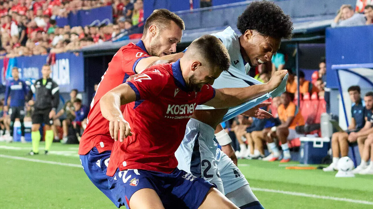Jonathan Dubasin (21. OSA), I&ntilde;igo Arguibide (27. OSA) y Johan Mojica (22. GET) durante el partido de LaLiga EA Sports entre CA Osasuna y Getafe CF disputado en el estadio de El Sadar en Pamplona. I&Ntilde;IGO ALZUGARAY