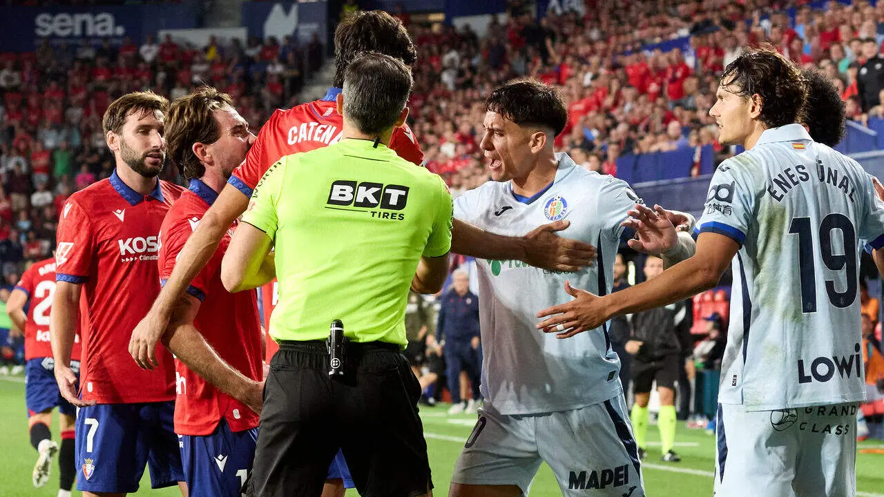 Jon Moncayola (7. OSA), Moi G&oacute;mez (16. OSA), Alejandro Catena (24. OSA), Jon Ander Gonz&aacute;lez (&Aacute;rbitro), Mart&iacute;n Satriano (10. GET) y Enes &Uuml;nal (19. GET) durante el partido de LaLiga EA Sports entre CA Osasuna y Getafe CF disputado en el estadio de El Sadar en Pamplona. I&Ntilde;IGO ALZUGARAY