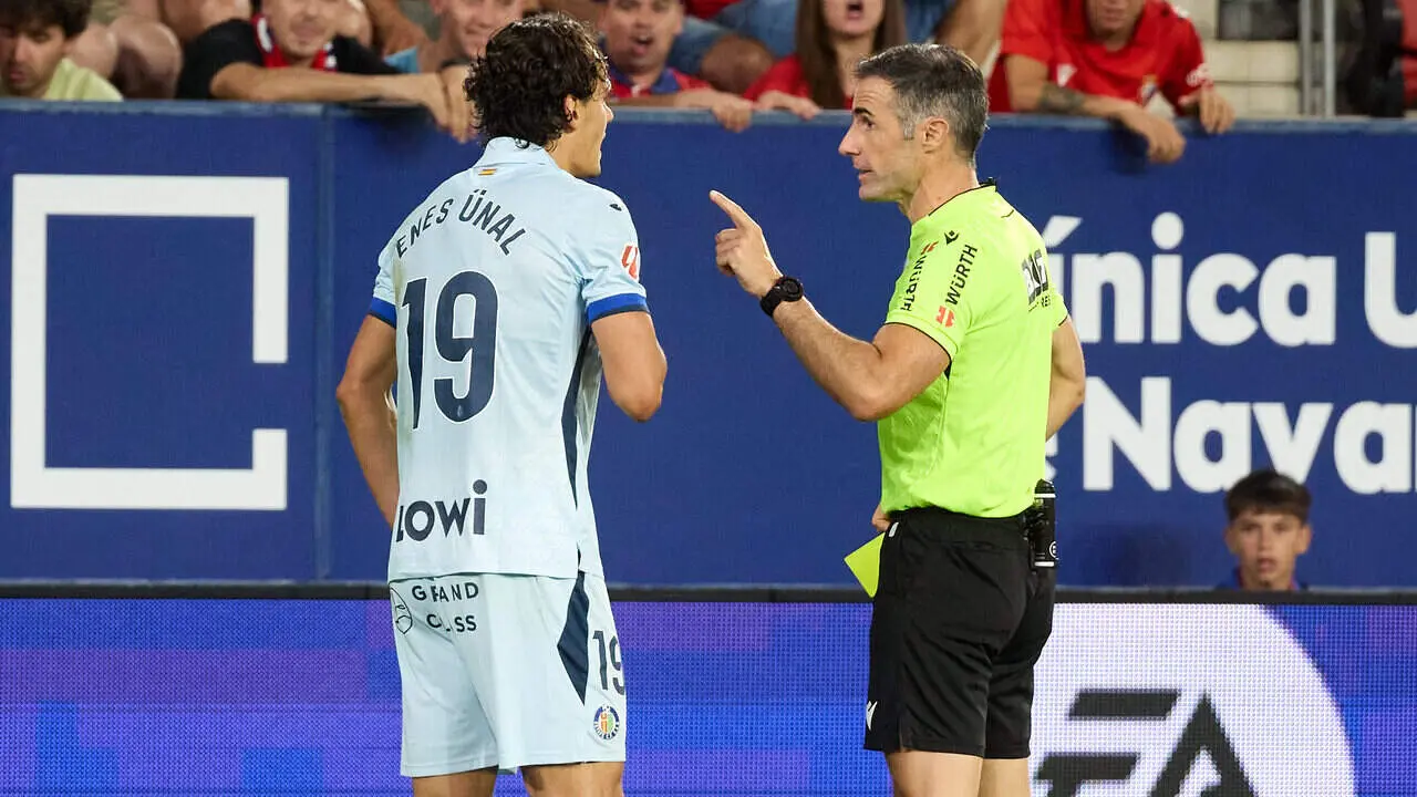 Enes &Uuml;nal (19. GET) y Jon Ander Gonz&aacute;lez (&Aacute;rbitro) durante el partido de LaLiga EA Sports entre CA Osasuna y Getafe CF disputado en el estadio de El Sadar en Pamplona. I&Ntilde;IGO ALZUGARAY