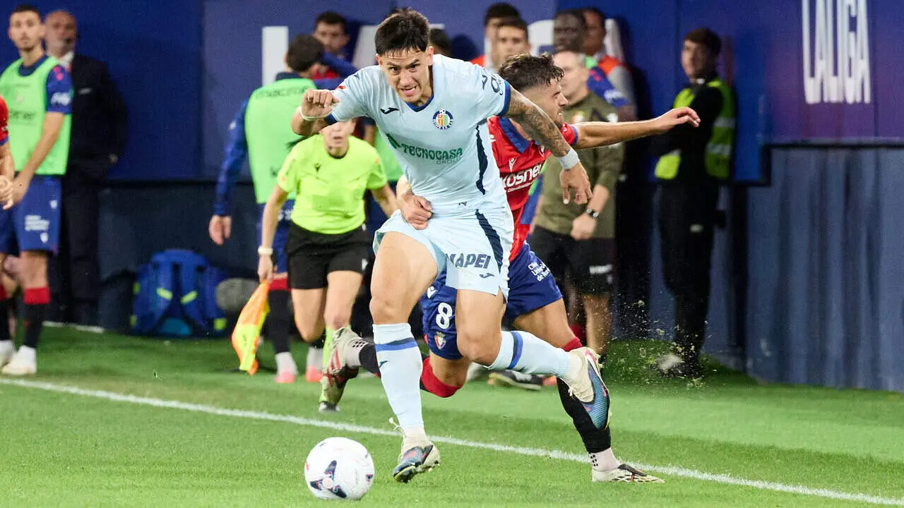 Iker Mu&ntilde;oz (8. OSA) (Izda) realiza una entrada a Mart&iacute;n Satriano (10. GET) (Dcha) durante el partido de LaLiga EA Sports entre CA Osasuna y Getafe CF disputado en el estadio de El Sadar en Pamplona. I&Ntilde;IGO ALZUGARAY