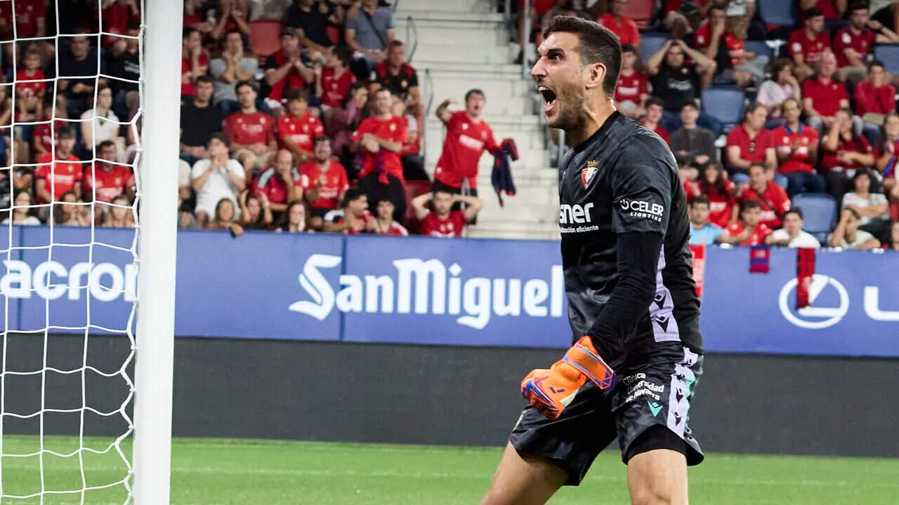 Sergio Herrera (1. OSA) durante el partido de LaLiga EA Sports entre CA Osasuna y Getafe CF disputado en el estadio de El Sadar en Pamplona. I&Ntilde;IGO ALZUGARAY