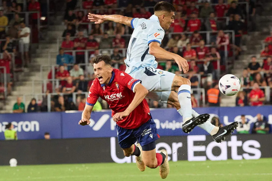 Ante Budimir (17. OSA) (Izda) disputa un bal&oacute;n a&eacute;reo con Zaid Romero (24. GET) (Dcha) durante el partido de LaLiga EA Sports entre CA Osasuna y Getafe CF disputado en el estadio de El Sadar en Pamplona. I&Ntilde;IGO ALZUGARAY