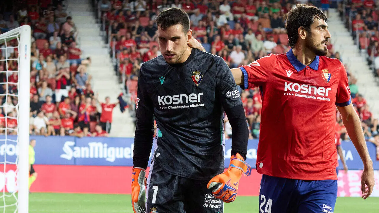Sergio Herrera (1. OSA) y Alejandro Catena (24. OSA) durante el partido de LaLiga EA Sports entre CA Osasuna y Getafe CF disputado en el estadio de El Sadar en Pamplona. I&Ntilde;IGO ALZUGARAY
