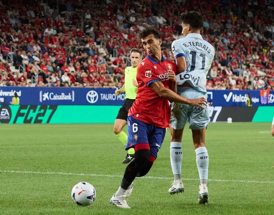 Lucas Torr&oacute; (6. OSA) (Izda) disputa un bal&oacute;n con Ram&oacute;n Terrats (11. GET) durante el partido de LaLiga EA Sports entre CA Osasuna y Getafe CF disputado en el estadio de El Sadar en Pamplona. I&Ntilde;IGO ALZUGARAY