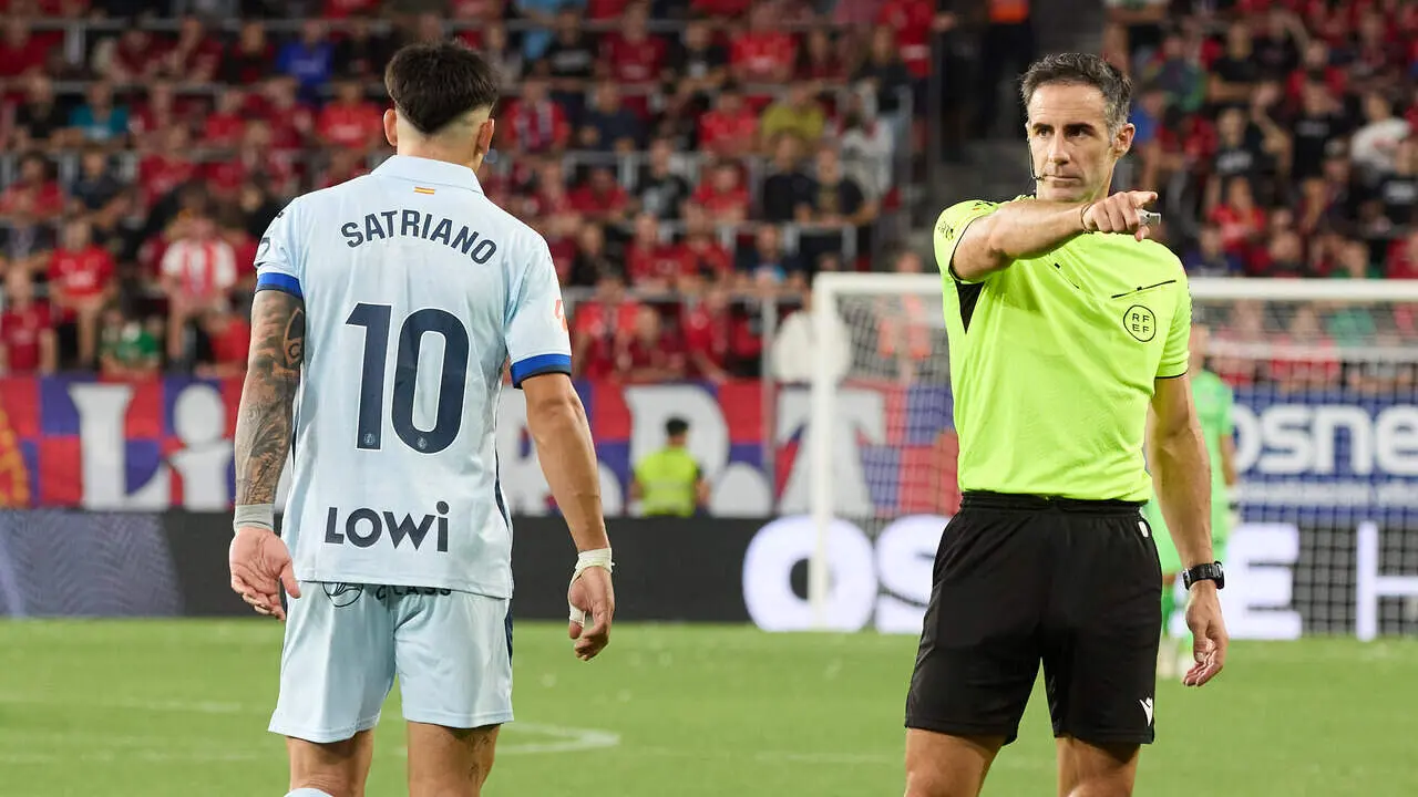 Mart&iacute;n Satriano (10. GET) y Jon Ander Gonz&aacute;lez (&Aacute;rbitro) durante el partido de LaLiga EA Sports entre CA Osasuna y Getafe CF disputado en el estadio de El Sadar en Pamplona. I&Ntilde;IGO ALZUGARAY