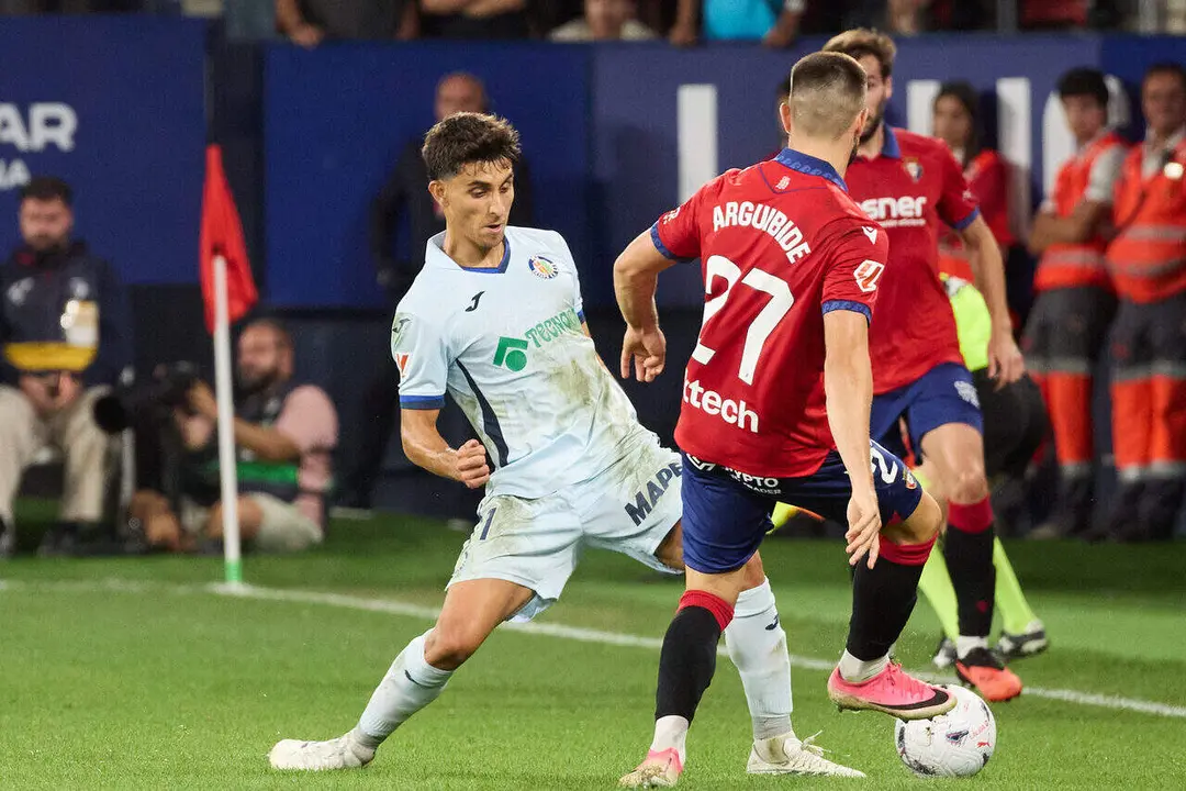 Ram&oacute;n Terrats (11. GET) (Izda) realiza una entrada a I&ntilde;igo Arguibide (27. OSA) (Dcha) durante el partido de LaLiga EA Sports entre CA Osasuna y Getafe CF disputado en el estadio de El Sadar en Pamplona. I&Ntilde;IGO ALZUGARAY