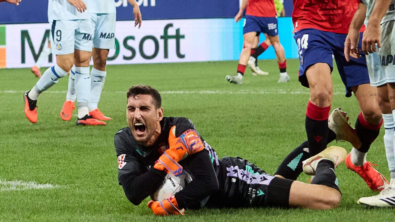Sergio Herrera (1. OSA) durante el partido de LaLiga EA Sports entre CA Osasuna y Getafe CF disputado en el estadio de El Sadar en Pamplona. I&Ntilde;IGO ALZUGARAY