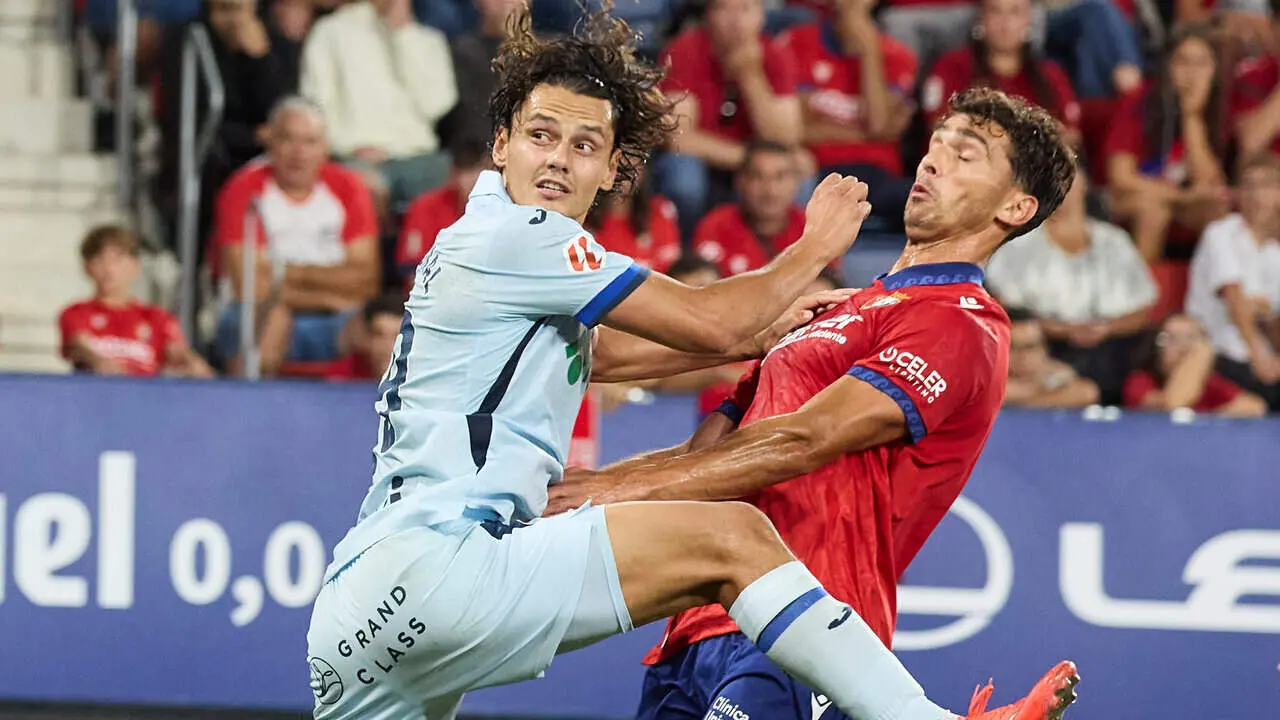 Enes &Uuml;nal (19. GET) (Izda) disputa un bal&oacute;n a&eacute;reo con Lucas Torr&oacute; (6. OSA) (Dcha) durante el partido de LaLiga EA Sports entre CA Osasuna y Getafe CF disputado en el estadio de El Sadar en Pamplona. I&Ntilde;IGO ALZUGARAY