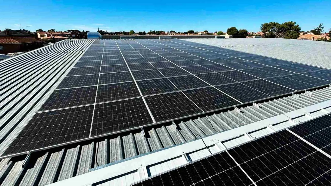 Plazas solares sobre el techo de las naves en Cintru&eacute;nigo. RIOS RENOVABLES