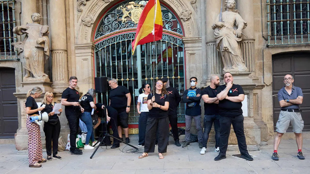 Concentraci&oacute;n "en defensa de Ceuta y la integridad nacional" en la Plaza del Ayuntamiento de Pamplona. NAVARRA.COM