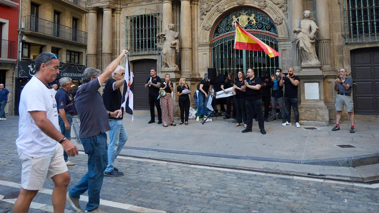 Concentraci&oacute;n "en defensa de Ceuta y la integridad nacional" en la Plaza del Ayuntamiento de Pamplona. NAVARRA.COM