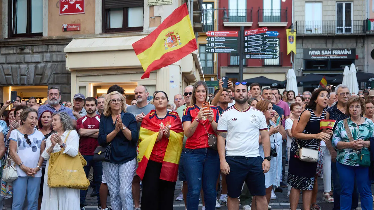 Concentraci&oacute;n "en defensa de Ceuta y la integridad nacional" en la Plaza del Ayuntamiento de Pamplona. NAVARRA.COM