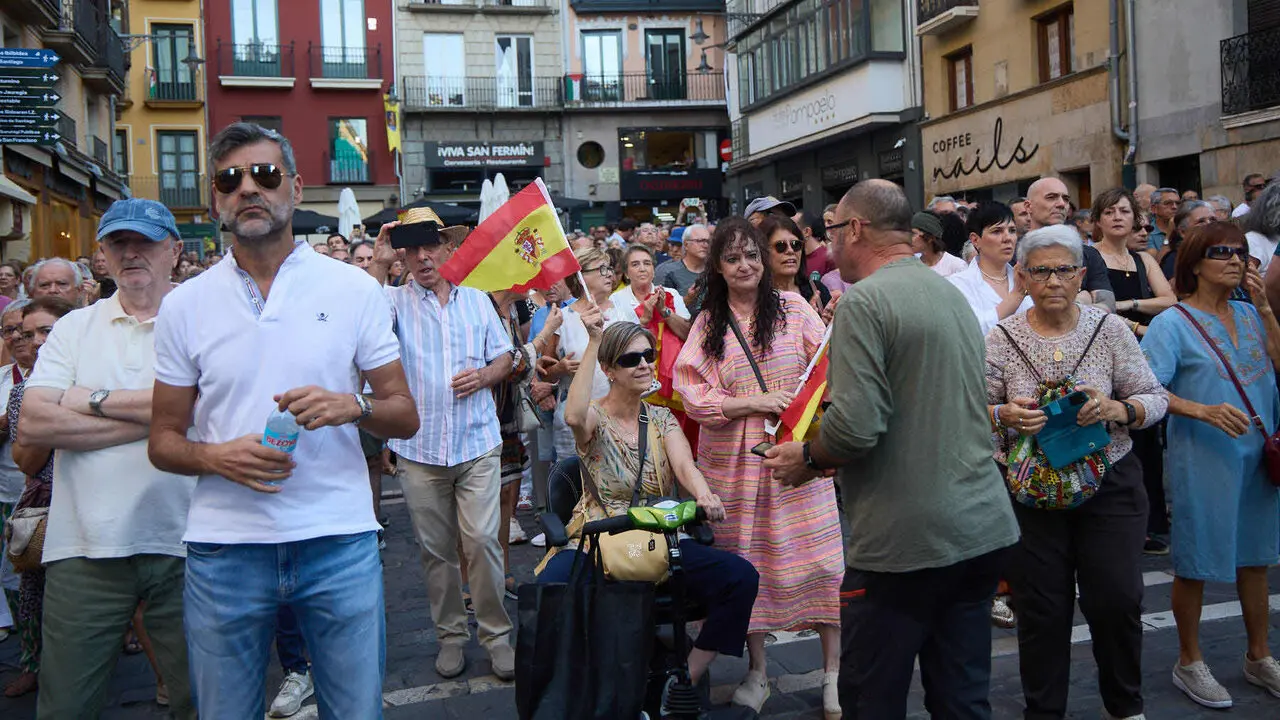 Concentraci&oacute;n "en defensa de Ceuta y la integridad nacional" en la Plaza del Ayuntamiento de Pamplona. NAVARRA.COM