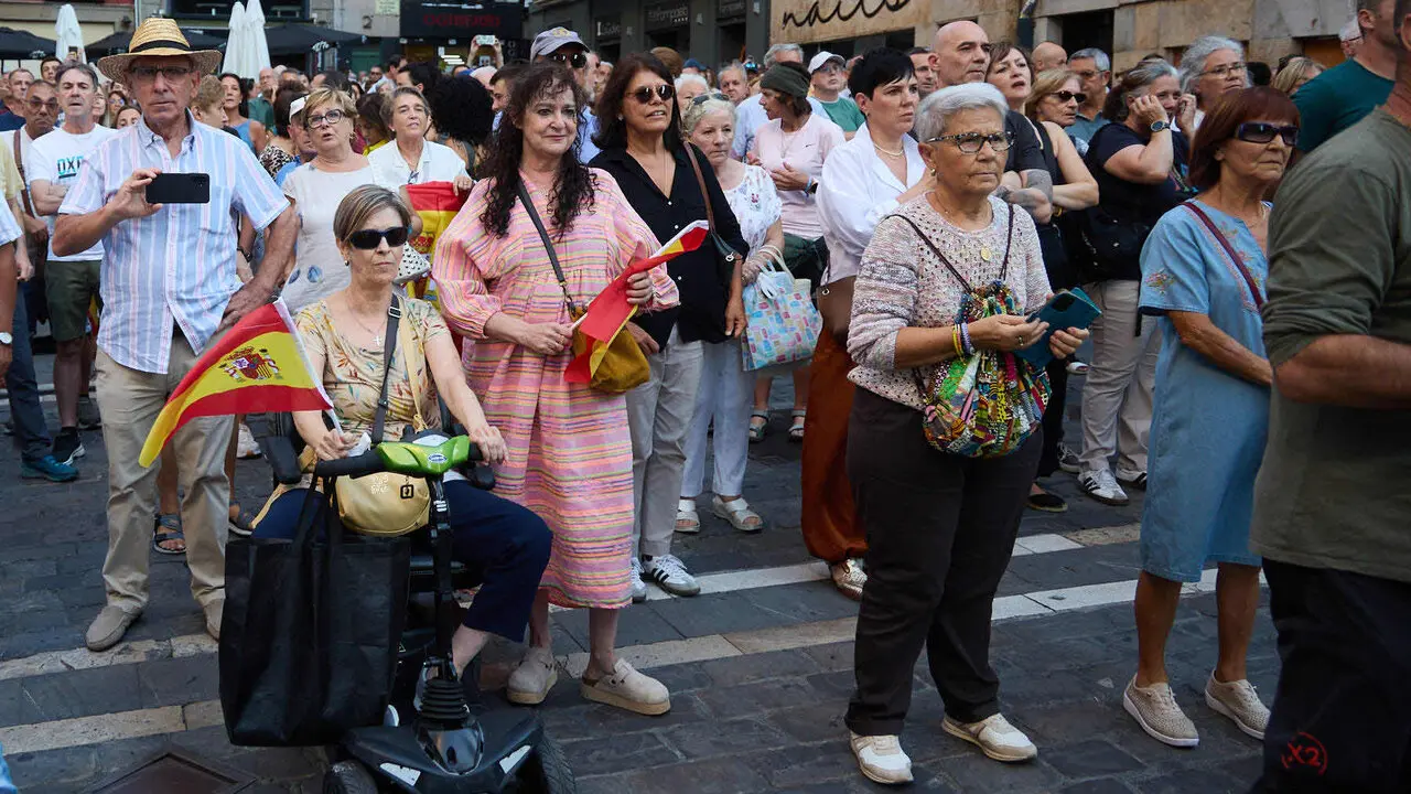 Concentraci&oacute;n "en defensa de Ceuta y la integridad nacional" en la Plaza del Ayuntamiento de Pamplona. NAVARRA.COM