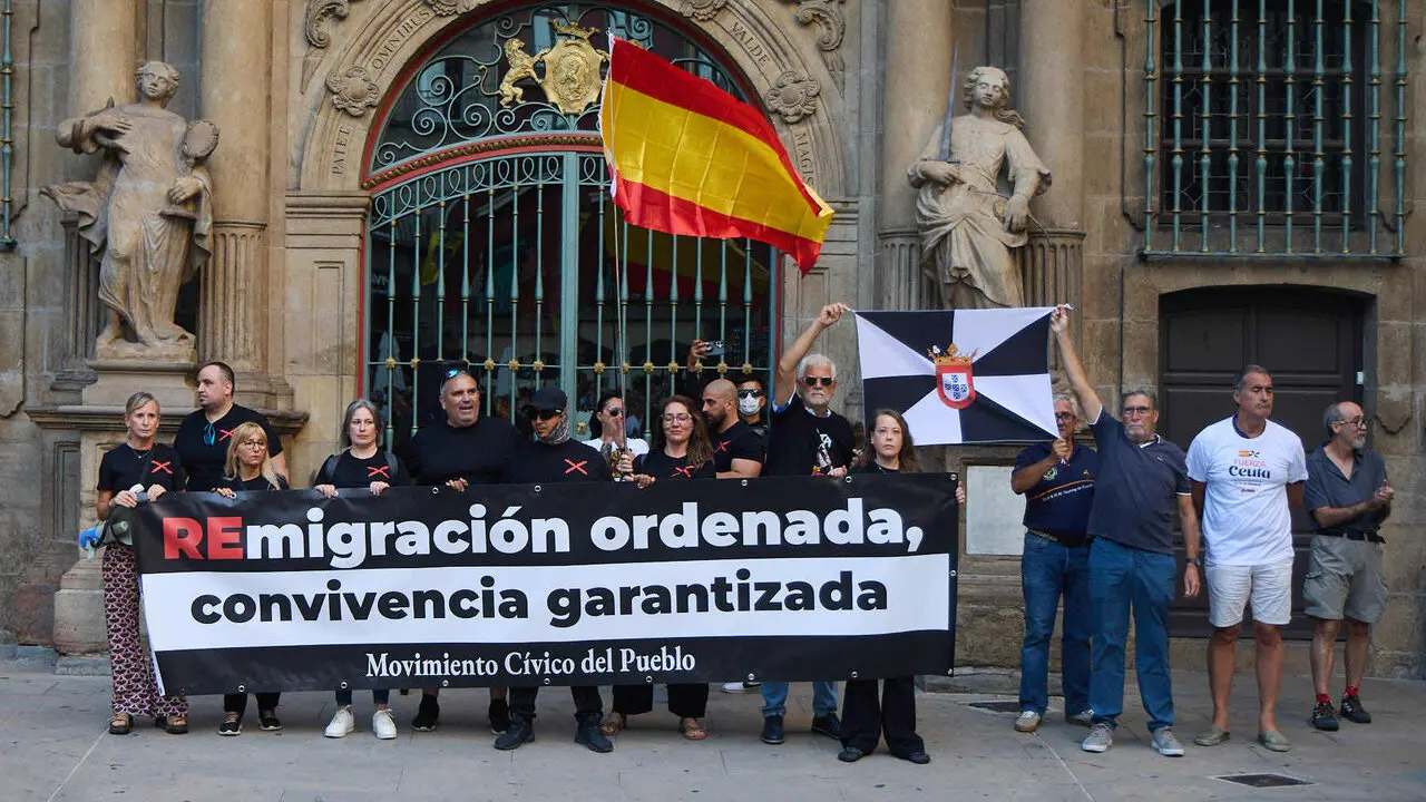 Concentraci&oacute;n "en defensa de Ceuta y la integridad nacional" en la Plaza del Ayuntamiento de Pamplona. NAVARRA.COM