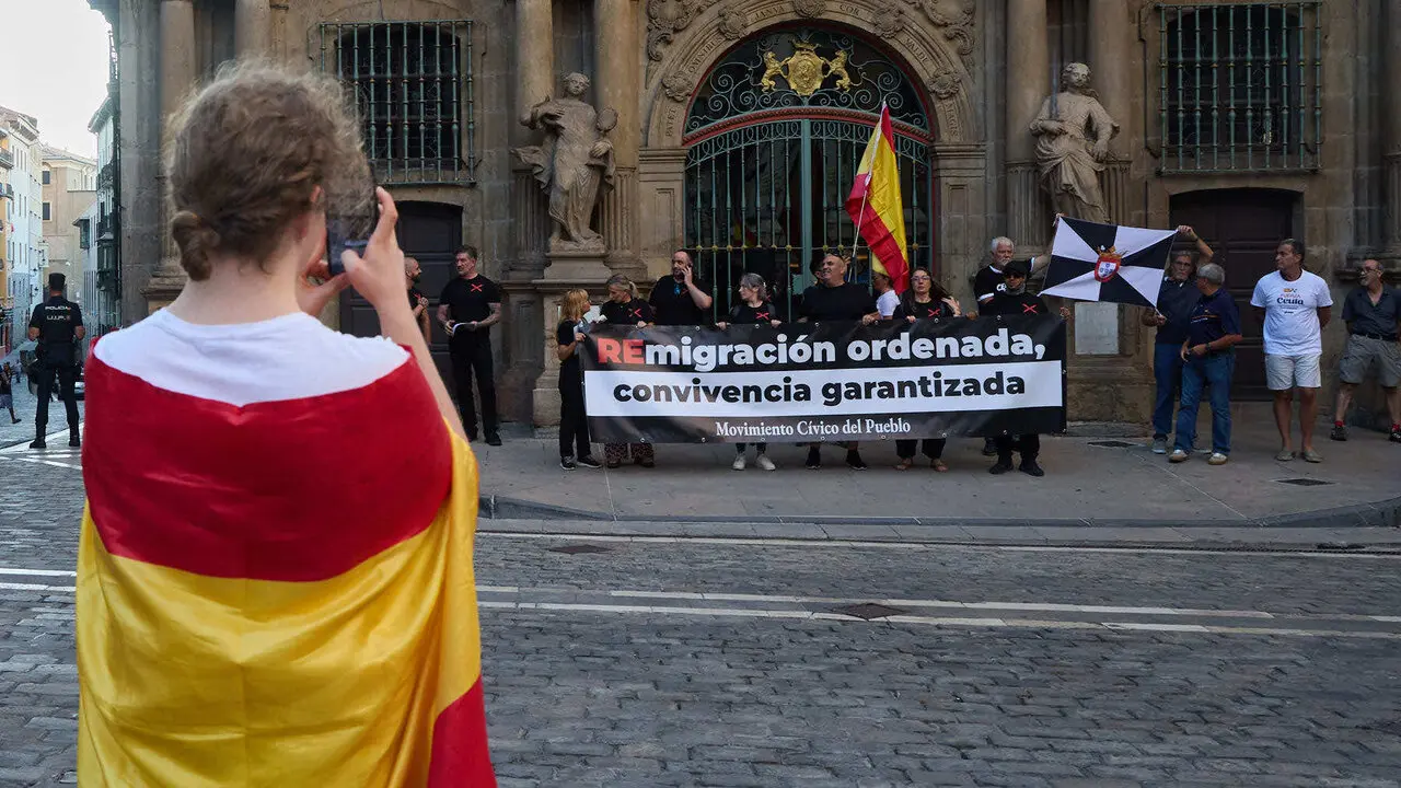 Concentraci&oacute;n "en defensa de Ceuta y la integridad nacional" en la Plaza del Ayuntamiento de Pamplona. NAVARRA.COM