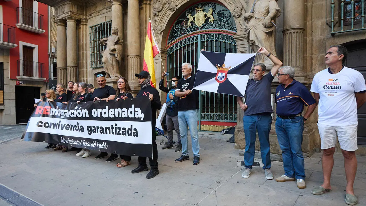 Concentraci&oacute;n "en defensa de Ceuta y la integridad nacional" en la Plaza del Ayuntamiento de Pamplona. NAVARRA.COM