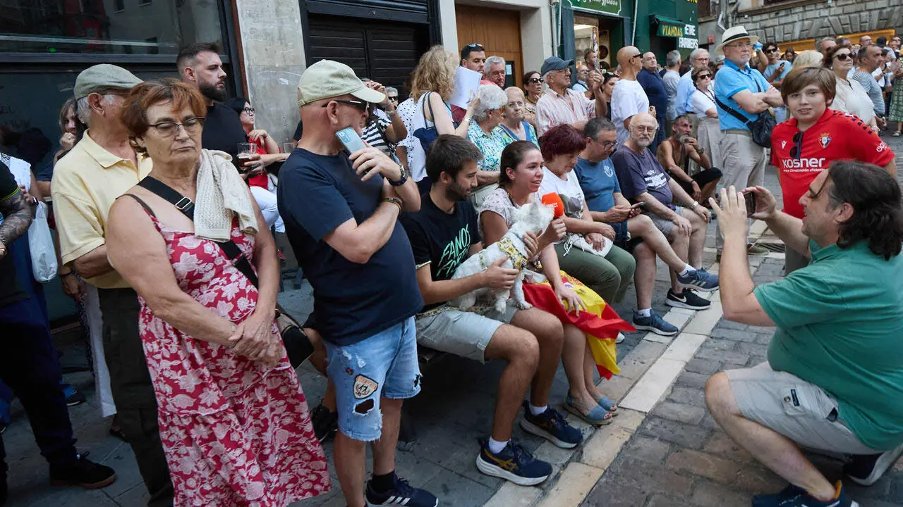 Concentraci&oacute;n "en defensa de Ceuta y la integridad nacional" en la Plaza del Ayuntamiento de Pamplona. NAVARRA.COM