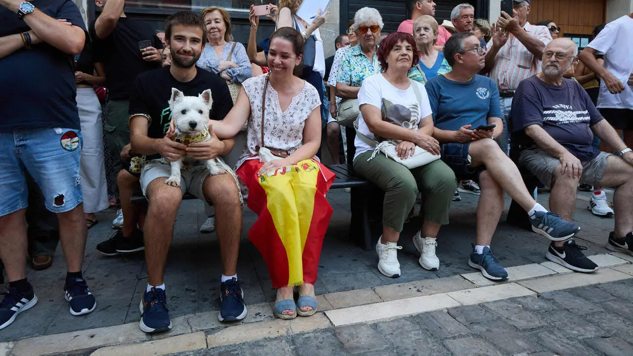 Concentraci&oacute;n "en defensa de Ceuta y la integridad nacional" en la Plaza del Ayuntamiento de Pamplona. NAVARRA.COM