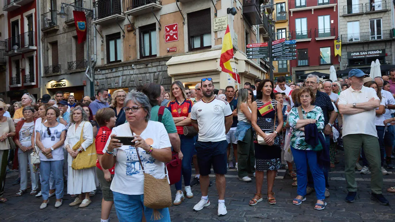 Concentraci&oacute;n "en defensa de Ceuta y la integridad nacional" en la Plaza del Ayuntamiento de Pamplona. NAVARRA.COM